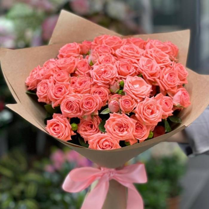 Букет 9 розовых кустовых роз с упаковкой R492