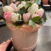 19 розовых тюльпанов в коробке с лентами R415