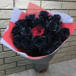 Букет 15 роз (черные и 1 красная) с оформлением R836