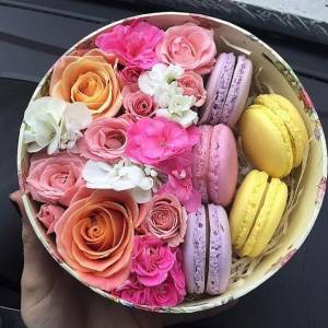 Сборная круглая коробка с цветами и макаронсами R1244