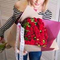 Букет 25 красных кустовых розы с упаковкой R555