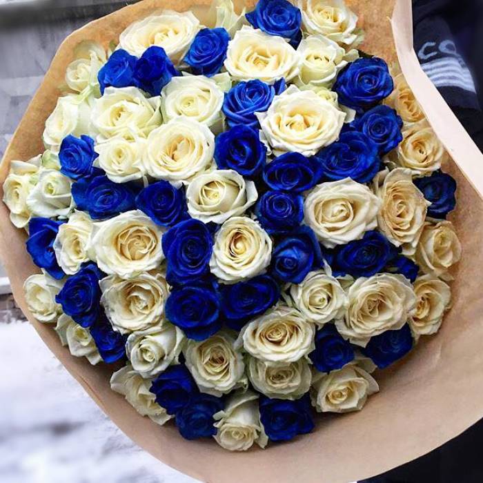 Букет 101 бело-синяя роза с упаковкой R606