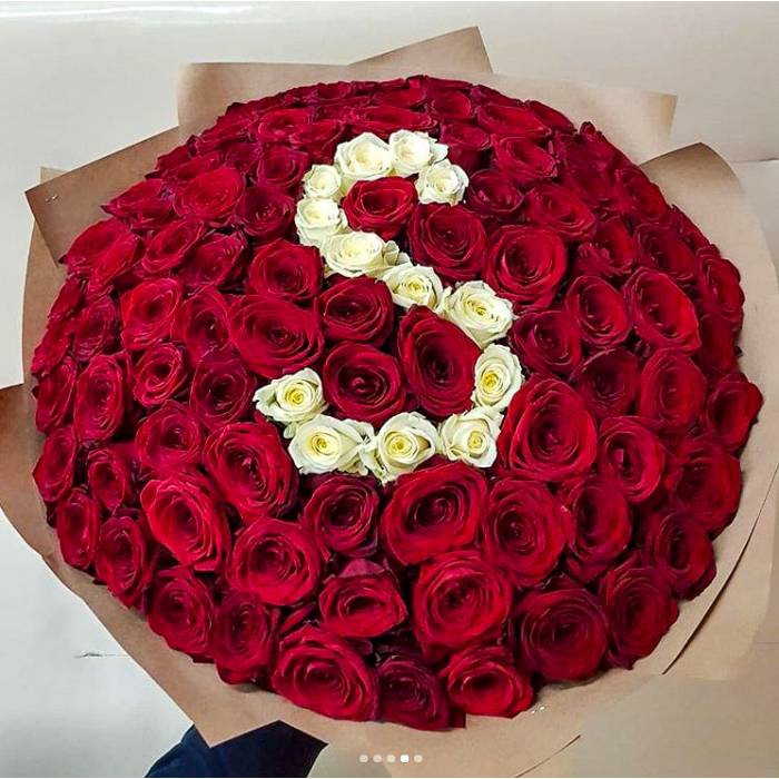 Красные и белые розы с буквой R377
