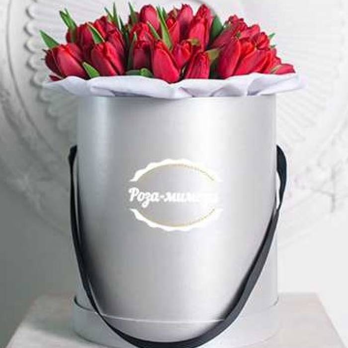 31 красных тюльпан в шляпной коробке R194