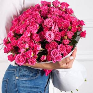 Большой букет 51 кустовых розовых роз с упаковкой R485