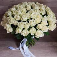 Букет 51 белая роза с лентами R493