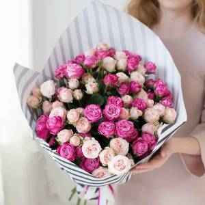 15 веток розовой пионовидной розы в крафте R530